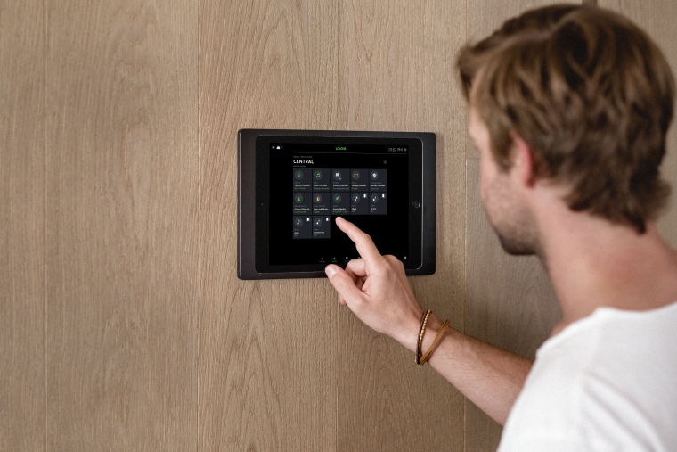 Bild von Loxone - Mann in smart home Gebäude mit intelligenter Steuerung